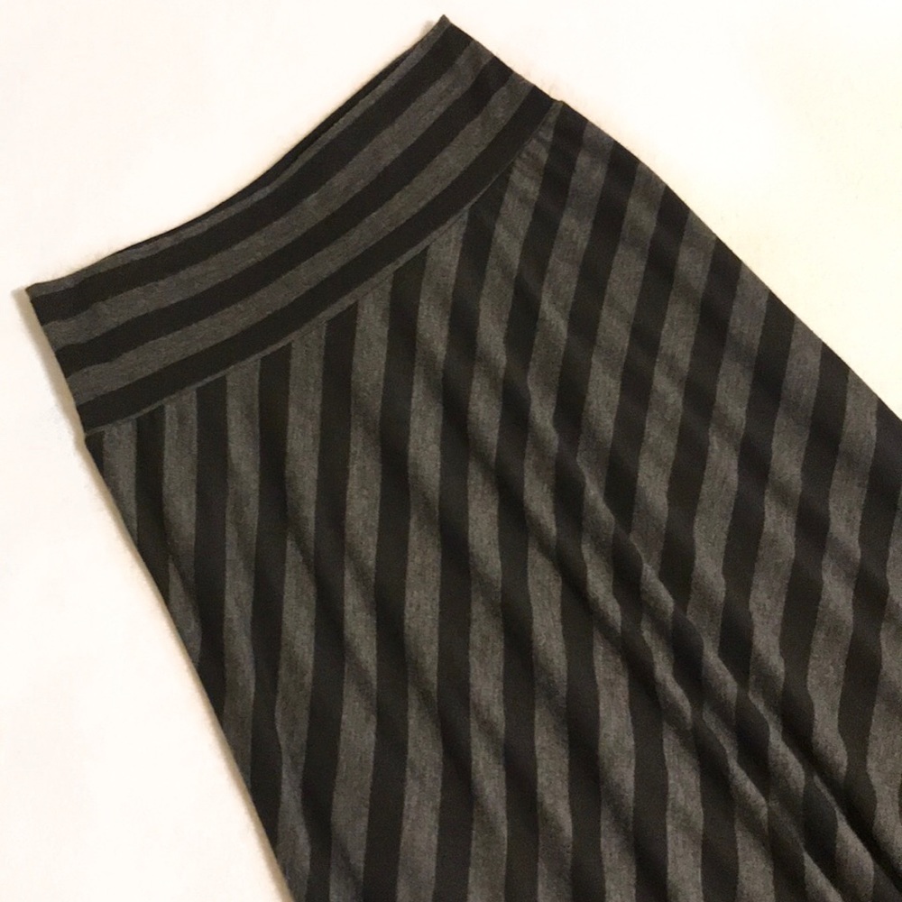 🚨CLOSET CLOSING🚨 New Directions Charcoal Gray/Black Maxi Skirt